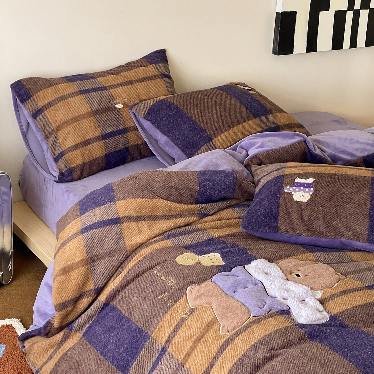 91家纺网 家纺一手货源 找家纺 桃子家居 2025新款A类高级仿生绵羊绒兔毛贴布绣刺绣工艺卡通少女加厚牛奶绒系列四件套 绵羊绒-冬日熊