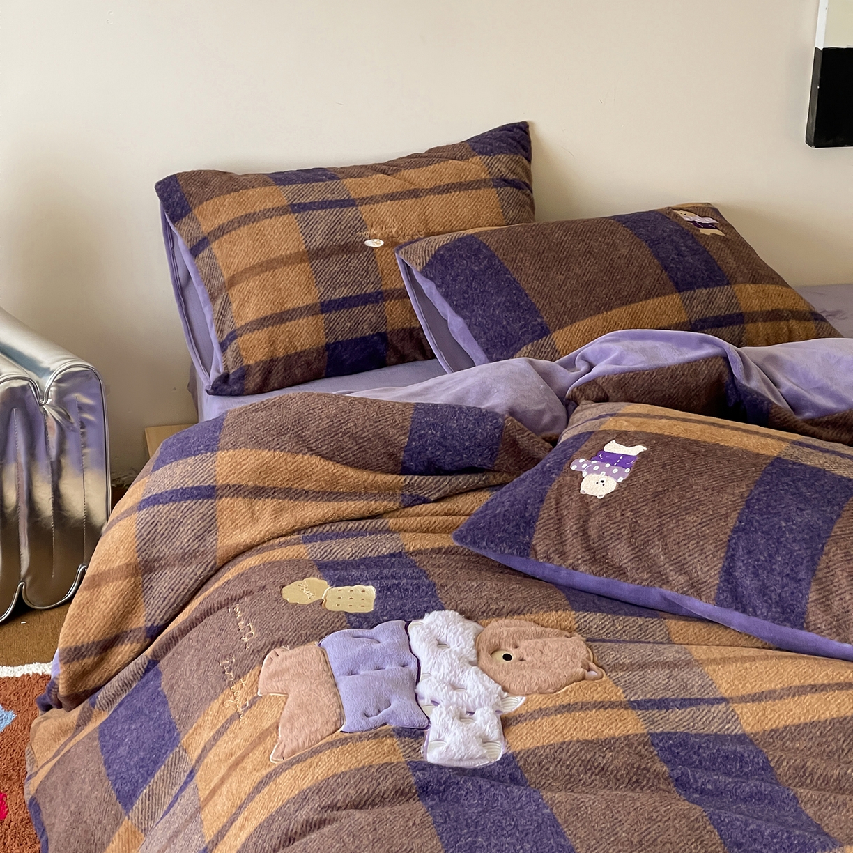 91家纺网 家纺一手货源 找家纺 桃子家居 2025新款A类高级仿生绵羊绒兔毛贴布绣刺绣工艺卡通少女加厚牛奶绒系列四件套 绵羊绒-冬日熊