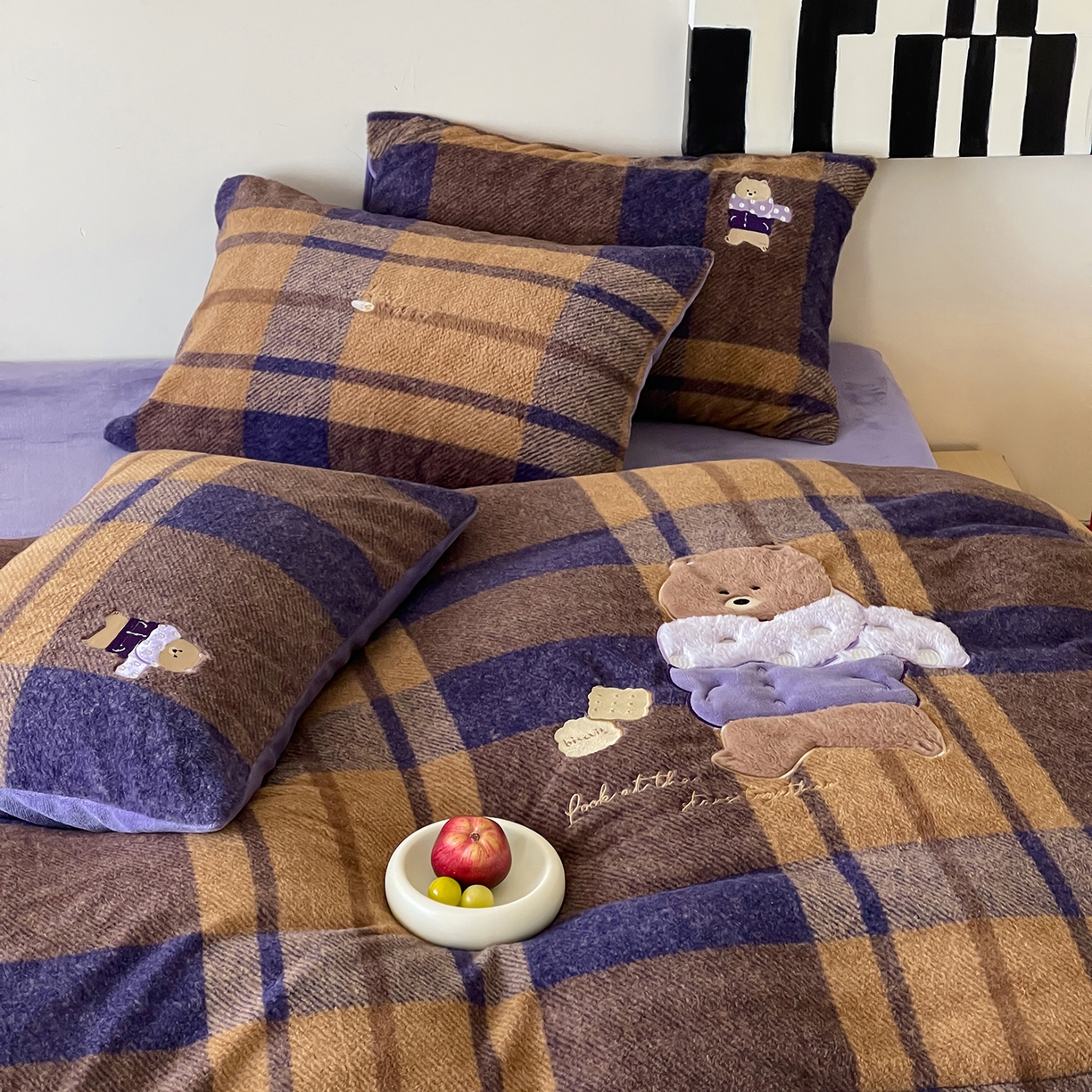 91家纺网 家纺一手货源 找家纺 桃子家居 2025新款A类高级仿生绵羊绒兔毛贴布绣刺绣工艺卡通少女加厚牛奶绒系列四件套 绵羊绒-冬日熊