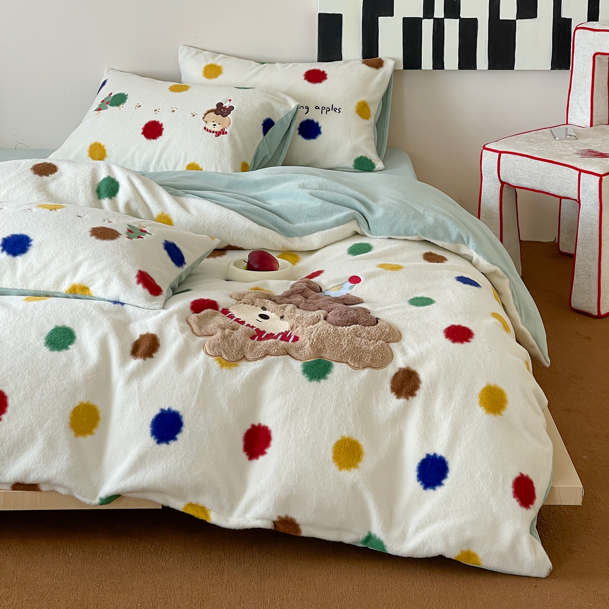 91家纺网 家纺一手货源 找家纺 桃子家居 2025新款A类高级仿生绵羊绒兔毛贴布绣刺绣工艺卡通少女加厚牛奶绒系列四件套 绵羊绒-狗狗伙伴