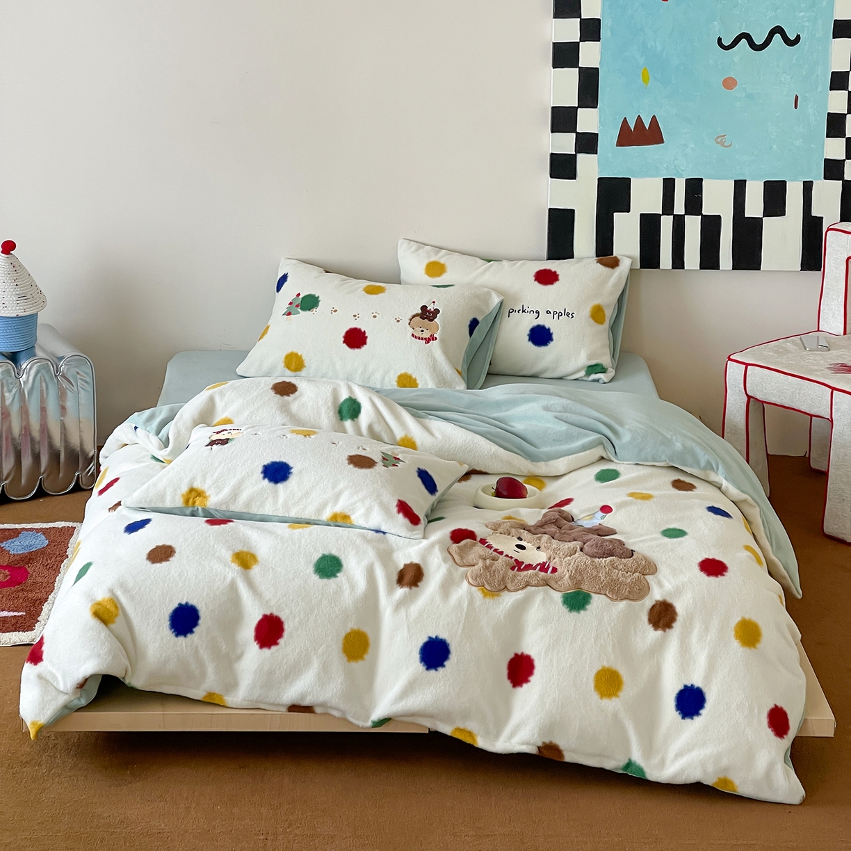 91家纺网 家纺一手货源 找家纺 桃子家居 2025新款A类高级仿生绵羊绒兔毛贴布绣刺绣工艺卡通少女加厚牛奶绒系列四件套 绵羊绒-狗狗伙伴