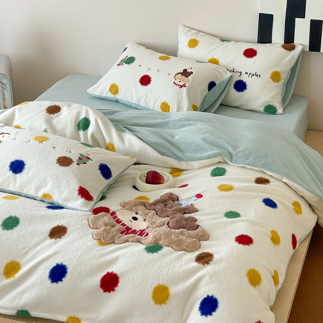 91家纺网 家纺一手货源 找家纺 桃子家居 2025新款A类高级仿生绵羊绒兔毛贴布绣刺绣工艺卡通少女加厚牛奶绒系列四件套 绵羊绒-狗狗伙伴