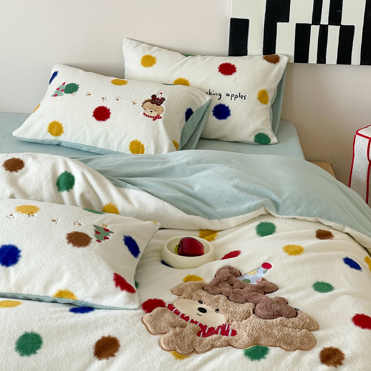 91家纺网 家纺一手货源 找家纺 桃子家居 2025新款A类高级仿生绵羊绒兔毛贴布绣刺绣工艺卡通少女加厚牛奶绒系列四件套 绵羊绒-狗狗伙伴