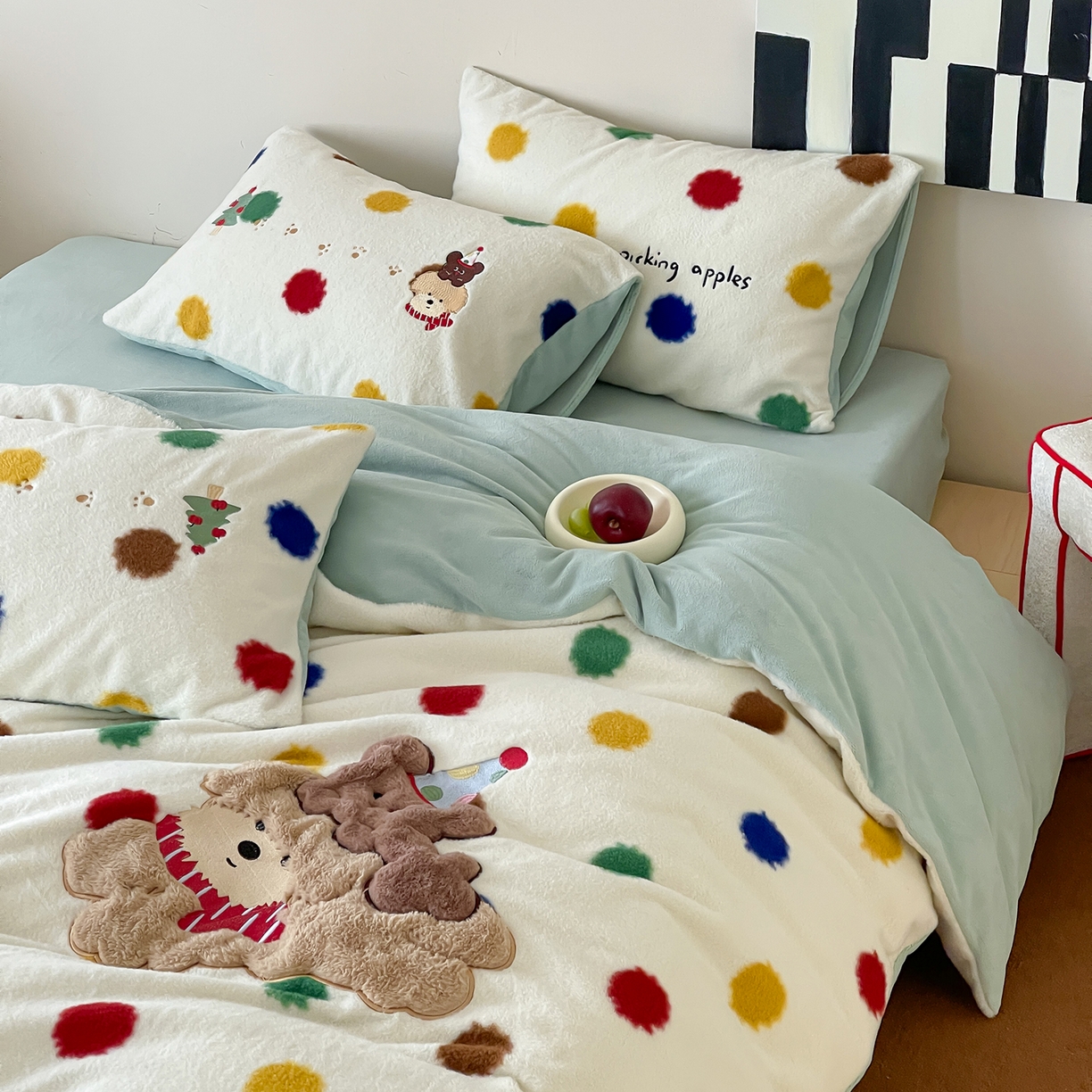 91家纺网 家纺一手货源 找家纺 桃子家居 2025新款A类高级仿生绵羊绒兔毛贴布绣刺绣工艺卡通少女加厚牛奶绒系列四件套 绵羊绒-狗狗伙伴