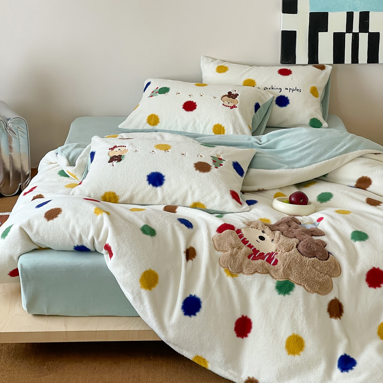 91家纺网 家纺一手货源 找家纺 桃子家居 2025新款A类高级仿生绵羊绒兔毛贴布绣刺绣工艺卡通少女加厚牛奶绒系列四件套 绵羊绒-狗狗伙伴