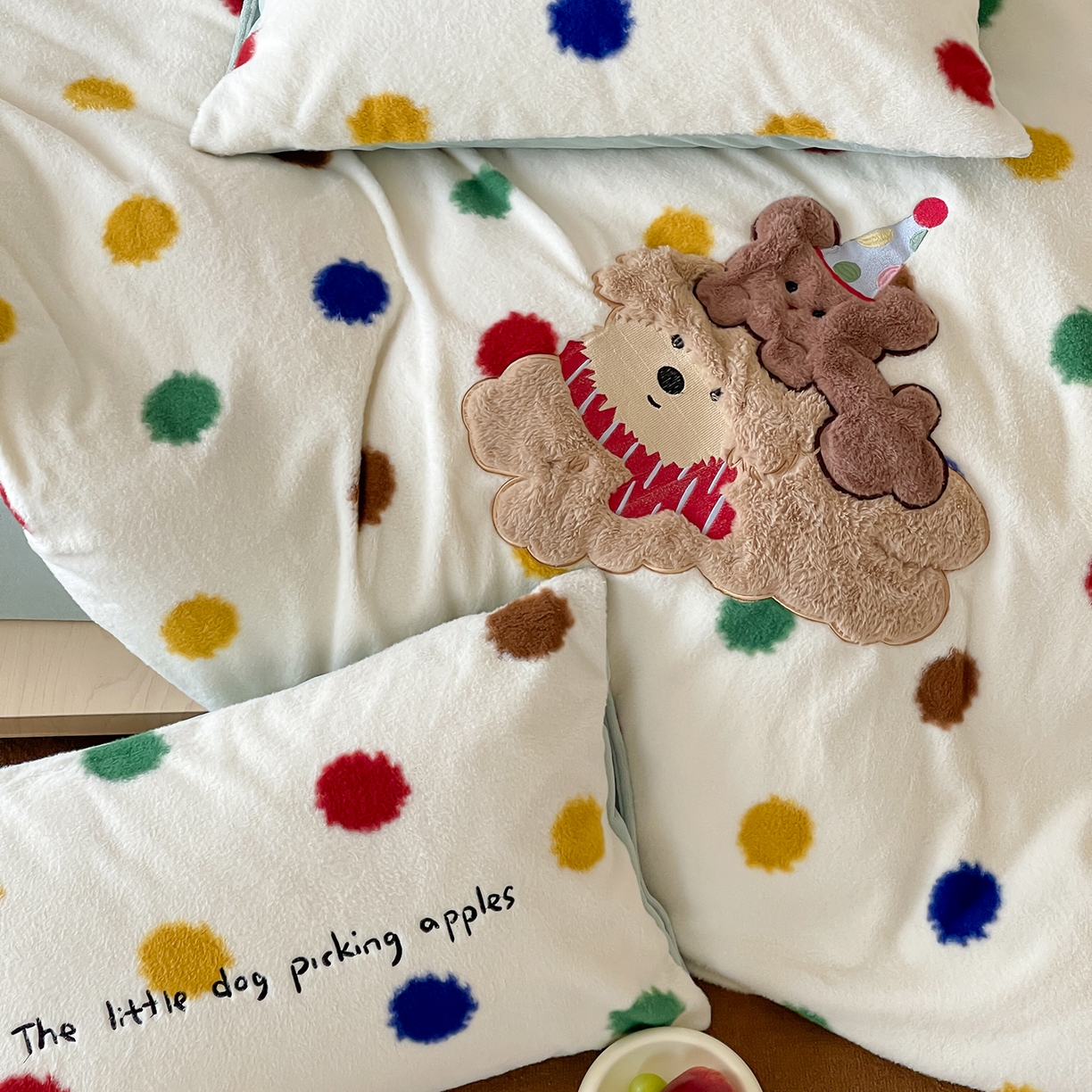 91家纺网 家纺一手货源 找家纺 桃子家居 2025新款A类高级仿生绵羊绒兔毛贴布绣刺绣工艺卡通少女加厚牛奶绒系列四件套 绵羊绒-狗狗伙伴