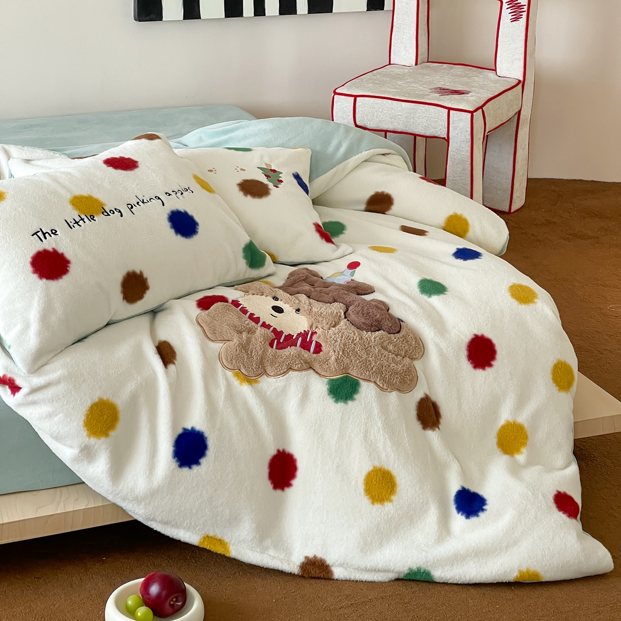 91家纺网 家纺一手货源 找家纺 桃子家居 2025新款A类高级仿生绵羊绒兔毛贴布绣刺绣工艺卡通少女加厚牛奶绒系列四件套 绵羊绒-狗狗伙伴