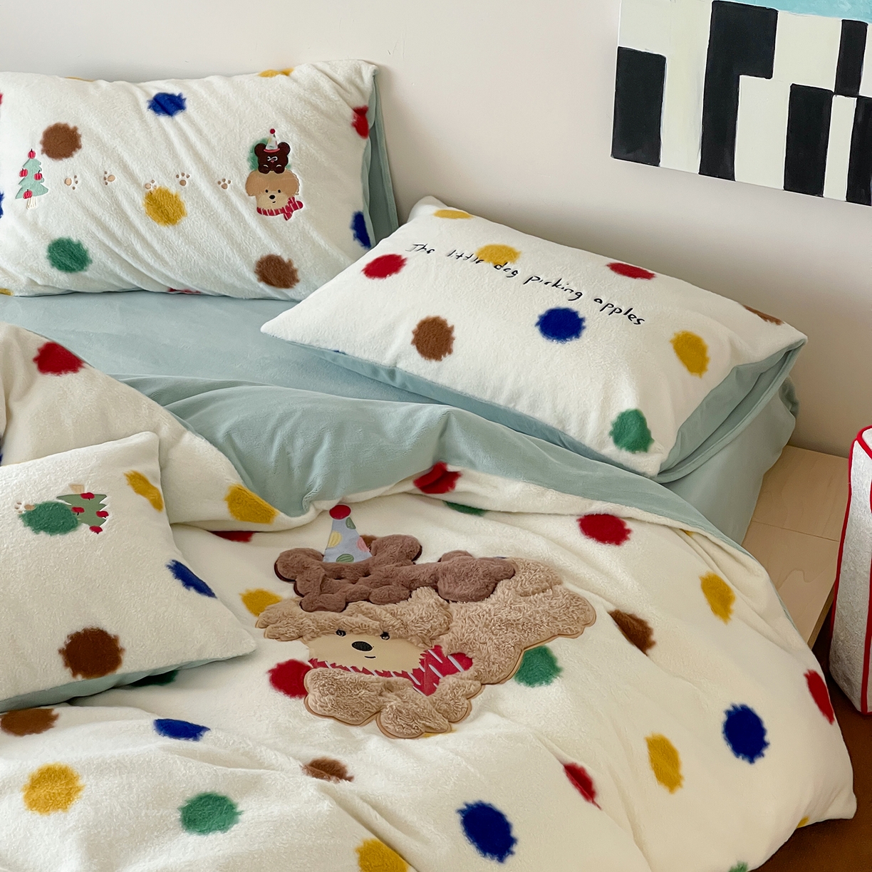 91家纺网 家纺一手货源 找家纺 桃子家居 2025新款A类高级仿生绵羊绒兔毛贴布绣刺绣工艺卡通少女加厚牛奶绒系列四件套 绵羊绒-狗狗伙伴
