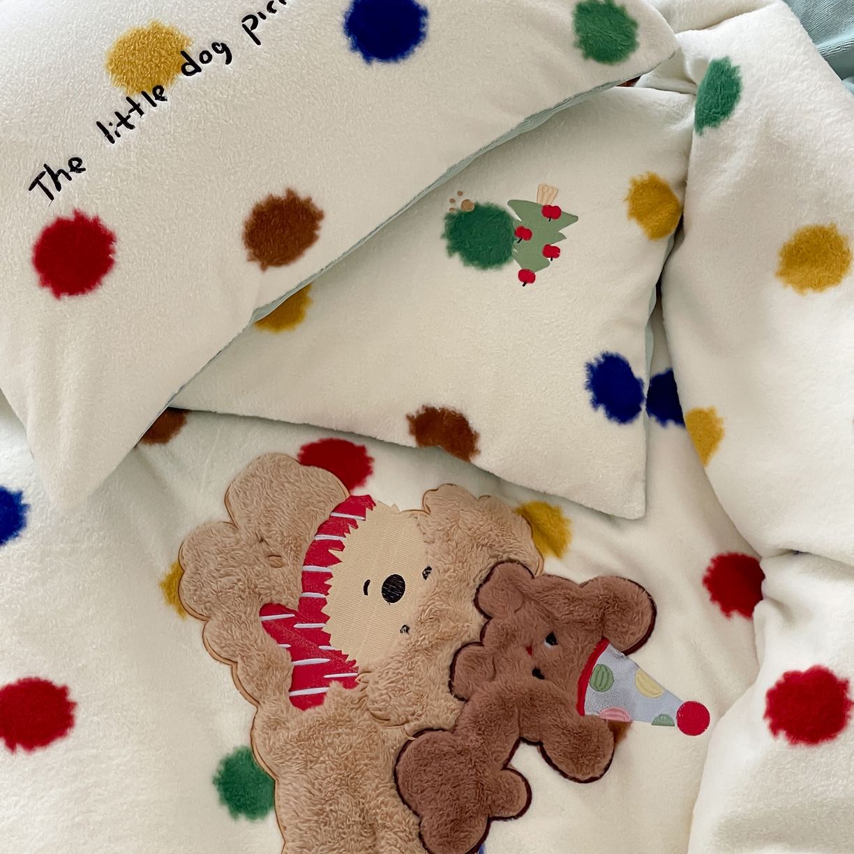 91家纺网 家纺一手货源 找家纺 桃子家居 2025新款A类高级仿生绵羊绒兔毛贴布绣刺绣工艺卡通少女加厚牛奶绒系列四件套 绵羊绒-狗狗伙伴