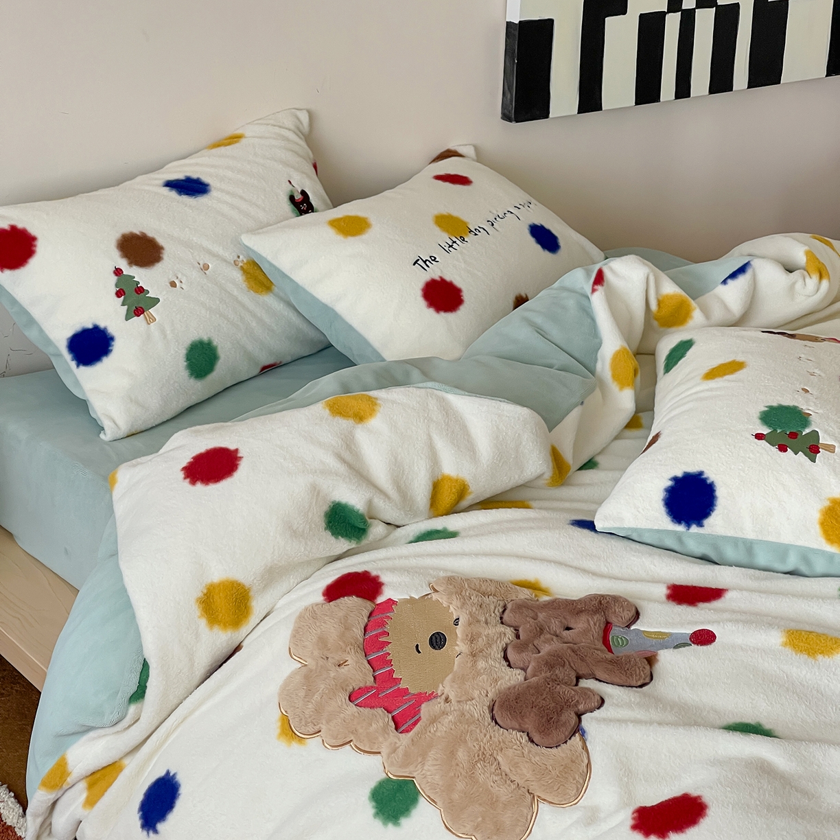 91家纺网 家纺一手货源 找家纺 桃子家居 2025新款A类高级仿生绵羊绒兔毛贴布绣刺绣工艺卡通少女加厚牛奶绒系列四件套 绵羊绒-狗狗伙伴