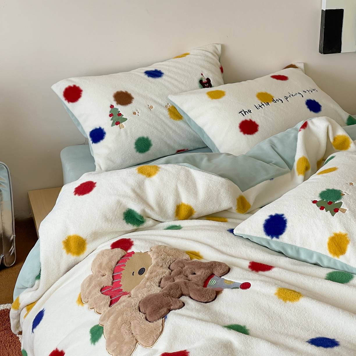 91家纺网 家纺一手货源 找家纺 桃子家居 2025新款A类高级仿生绵羊绒兔毛贴布绣刺绣工艺卡通少女加厚牛奶绒系列四件套 绵羊绒-狗狗伙伴