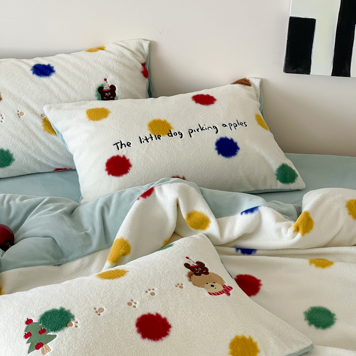 91家纺网 家纺一手货源 找家纺 桃子家居 2025新款A类高级仿生绵羊绒兔毛贴布绣刺绣工艺卡通少女加厚牛奶绒系列四件套 绵羊绒-狗狗伙伴