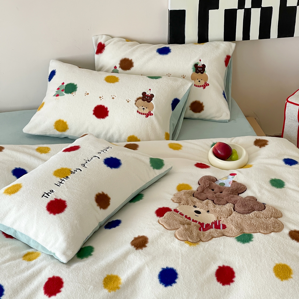 91家纺网 家纺一手货源 找家纺 桃子家居 2025新款A类高级仿生绵羊绒兔毛贴布绣刺绣工艺卡通少女加厚牛奶绒系列四件套 绵羊绒-狗狗伙伴