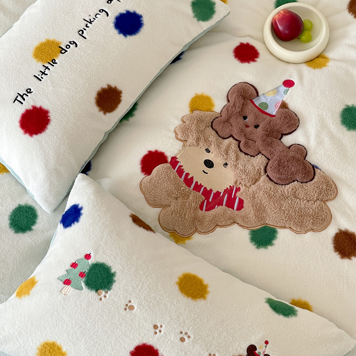 91家纺网 家纺一手货源 找家纺 桃子家居 2025新款A类高级仿生绵羊绒兔毛贴布绣刺绣工艺卡通少女加厚牛奶绒系列四件套 绵羊绒-狗狗伙伴