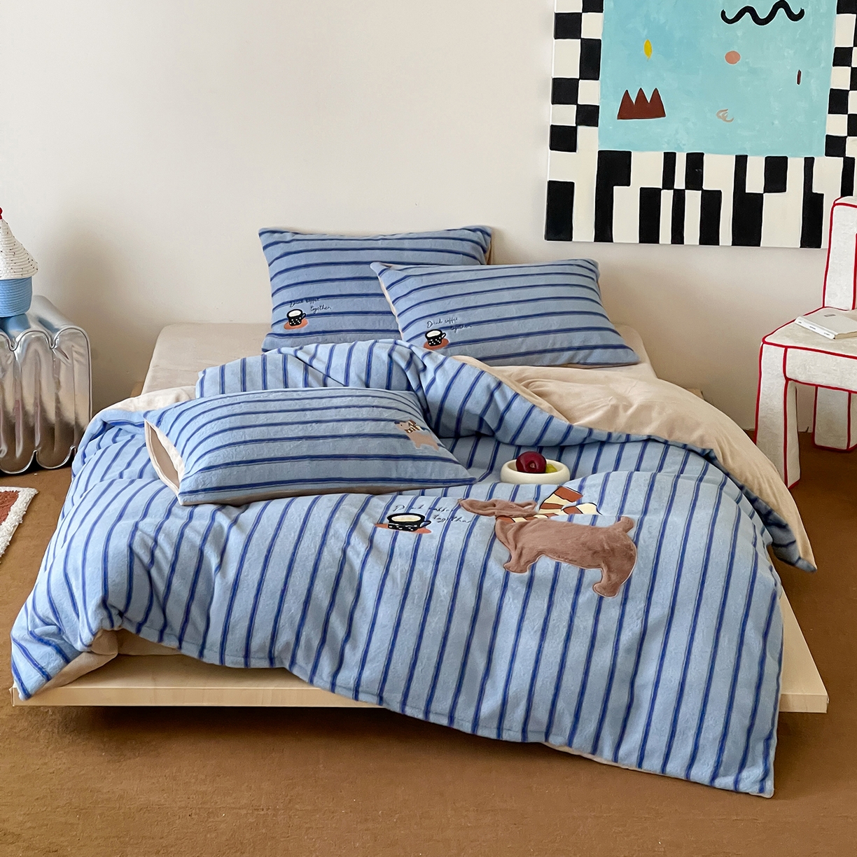 91家纺网 家纺一手货源 找家纺 桃子家居 2025新款A类高级仿生绵羊绒兔毛贴布绣刺绣工艺卡通少女加厚牛奶绒系列四件套 绵羊绒-蓝条咖啡狗