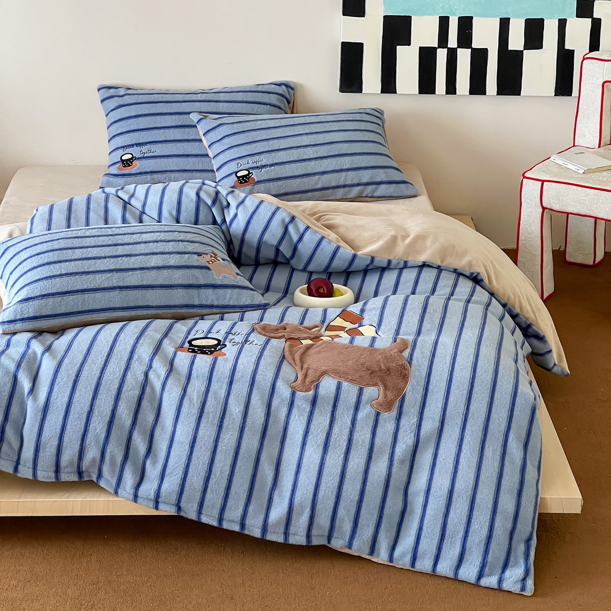91家纺网 家纺一手货源 找家纺 桃子家居 2025新款A类高级仿生绵羊绒兔毛贴布绣刺绣工艺卡通少女加厚牛奶绒系列四件套 绵羊绒-蓝条咖啡狗