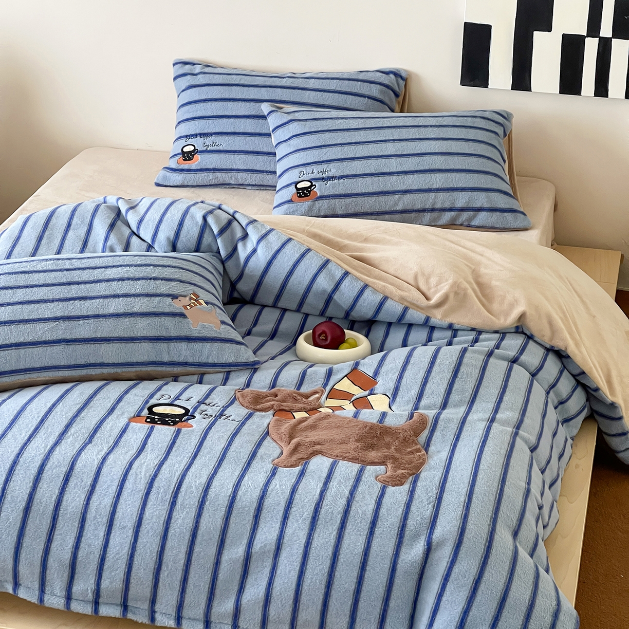 91家纺网 家纺一手货源 找家纺 桃子家居 2025新款A类高级仿生绵羊绒兔毛贴布绣刺绣工艺卡通少女加厚牛奶绒系列四件套 绵羊绒-蓝条咖啡狗