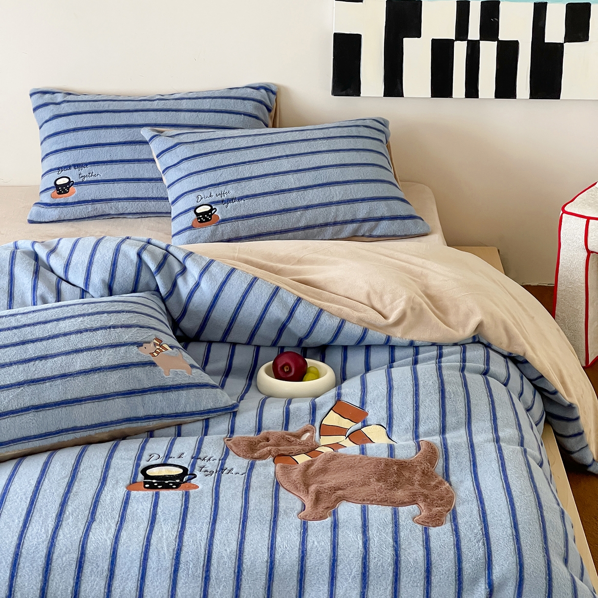 91家纺网 家纺一手货源 找家纺 桃子家居 2025新款A类高级仿生绵羊绒兔毛贴布绣刺绣工艺卡通少女加厚牛奶绒系列四件套 绵羊绒-蓝条咖啡狗