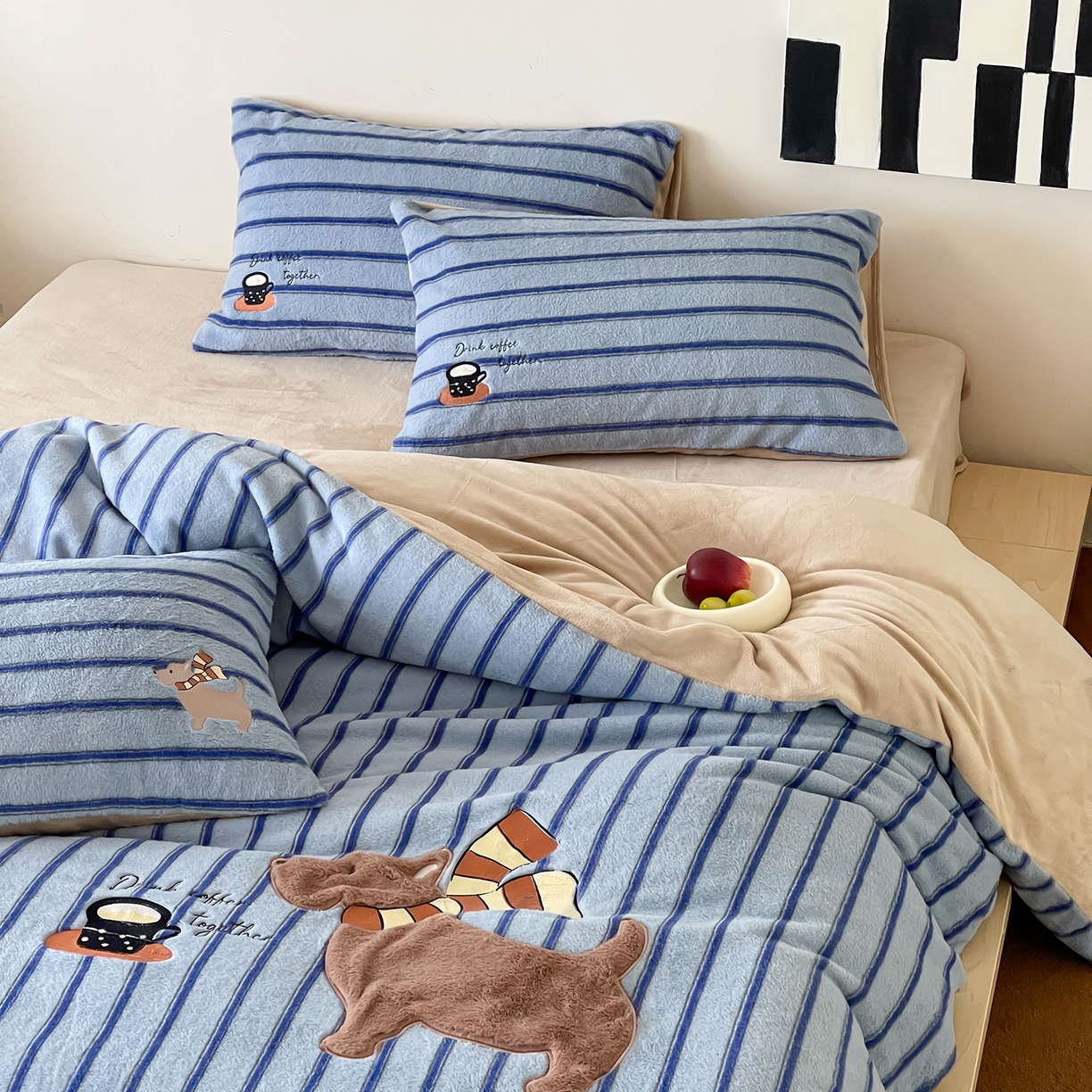 91家纺网 家纺一手货源 找家纺 桃子家居 2025新款A类高级仿生绵羊绒兔毛贴布绣刺绣工艺卡通少女加厚牛奶绒系列四件套 绵羊绒-蓝条咖啡狗