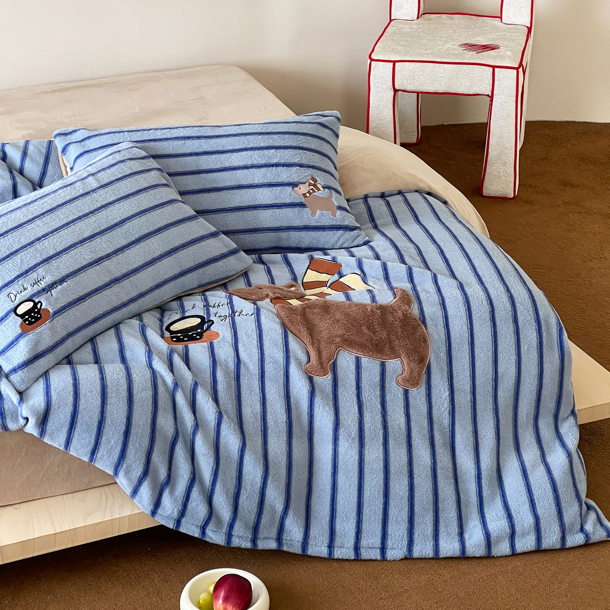 91家纺网 家纺一手货源 找家纺 桃子家居 2025新款A类高级仿生绵羊绒兔毛贴布绣刺绣工艺卡通少女加厚牛奶绒系列四件套 绵羊绒-蓝条咖啡狗