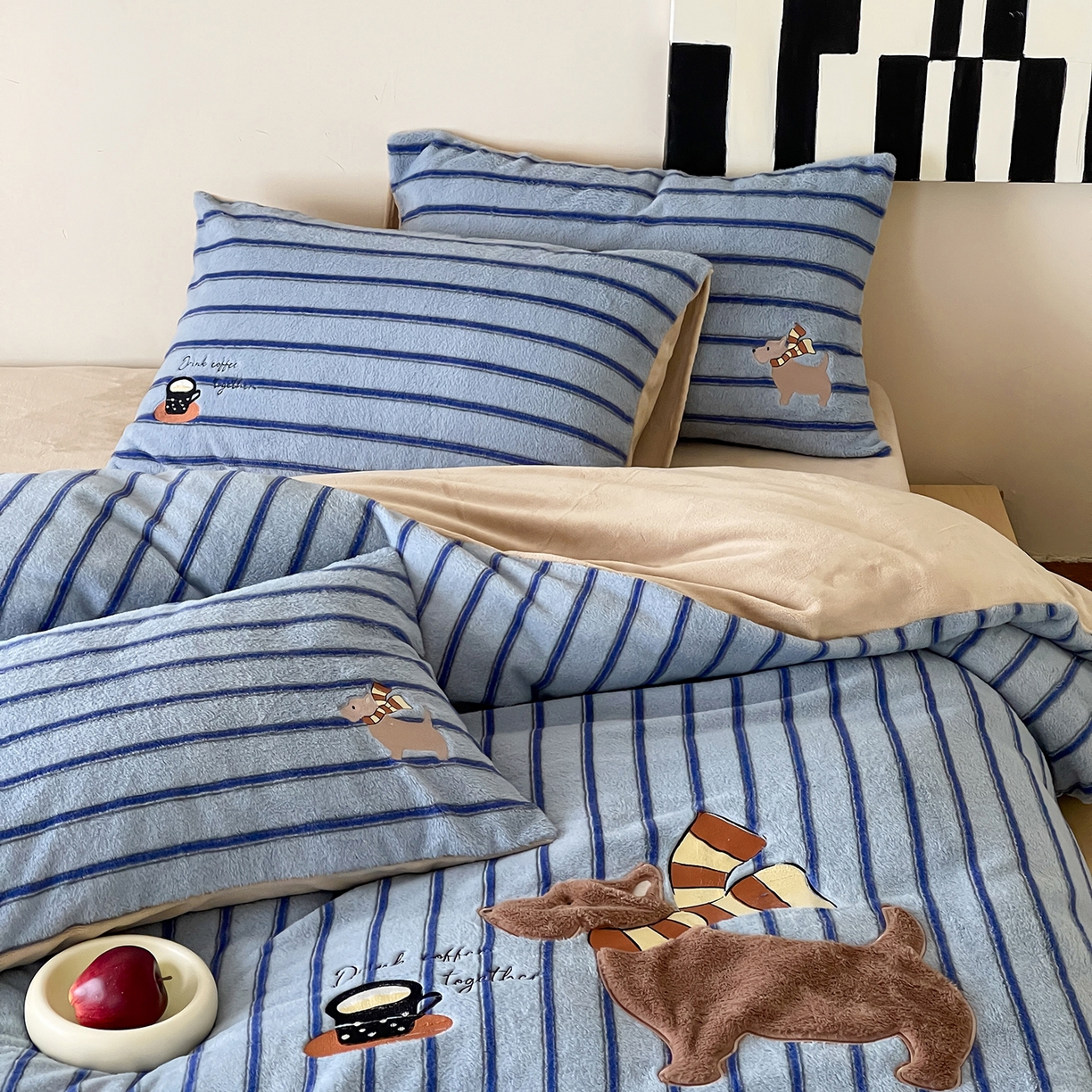 91家纺网 家纺一手货源 找家纺 桃子家居 2025新款A类高级仿生绵羊绒兔毛贴布绣刺绣工艺卡通少女加厚牛奶绒系列四件套 绵羊绒-蓝条咖啡狗