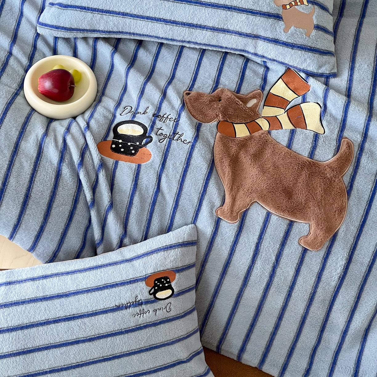 91家纺网 家纺一手货源 找家纺 桃子家居 2025新款A类高级仿生绵羊绒兔毛贴布绣刺绣工艺卡通少女加厚牛奶绒系列四件套 绵羊绒-蓝条咖啡狗