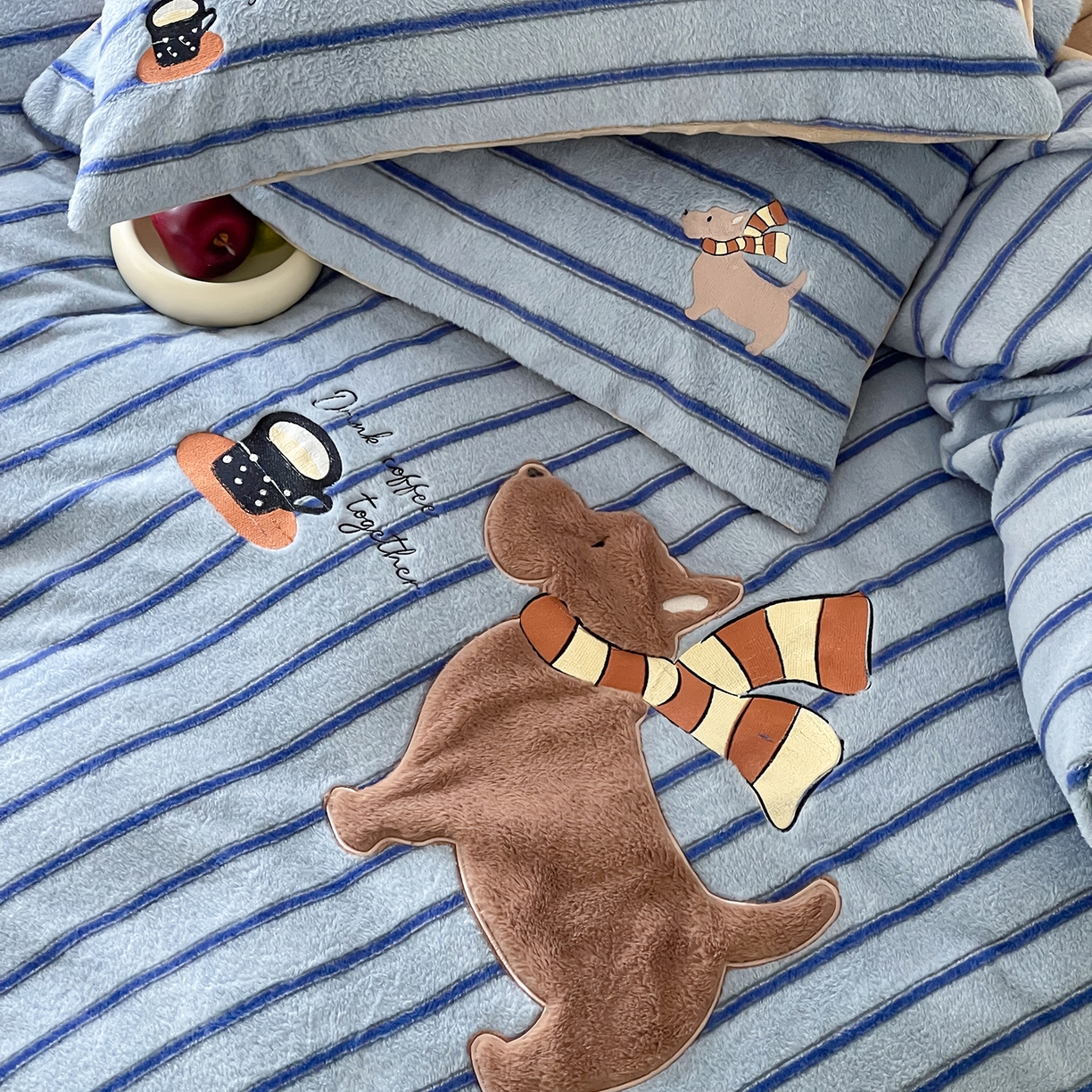 91家纺网 家纺一手货源 找家纺 桃子家居 2025新款A类高级仿生绵羊绒兔毛贴布绣刺绣工艺卡通少女加厚牛奶绒系列四件套 绵羊绒-蓝条咖啡狗