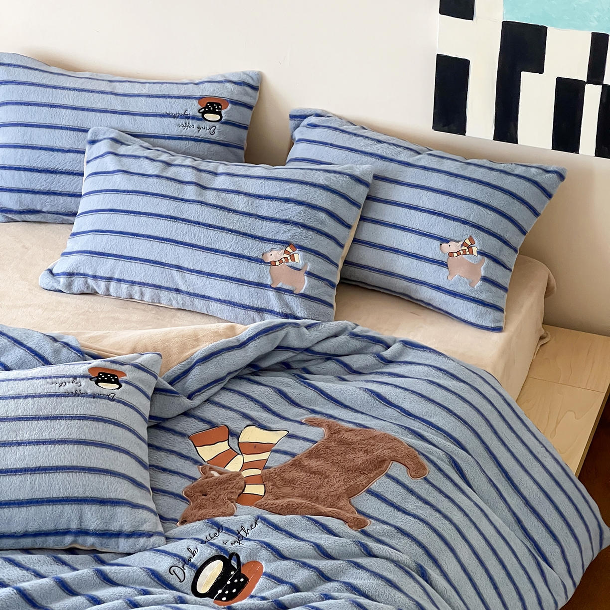 91家纺网 家纺一手货源 找家纺 桃子家居 2025新款A类高级仿生绵羊绒兔毛贴布绣刺绣工艺卡通少女加厚牛奶绒系列四件套 绵羊绒-蓝条咖啡狗