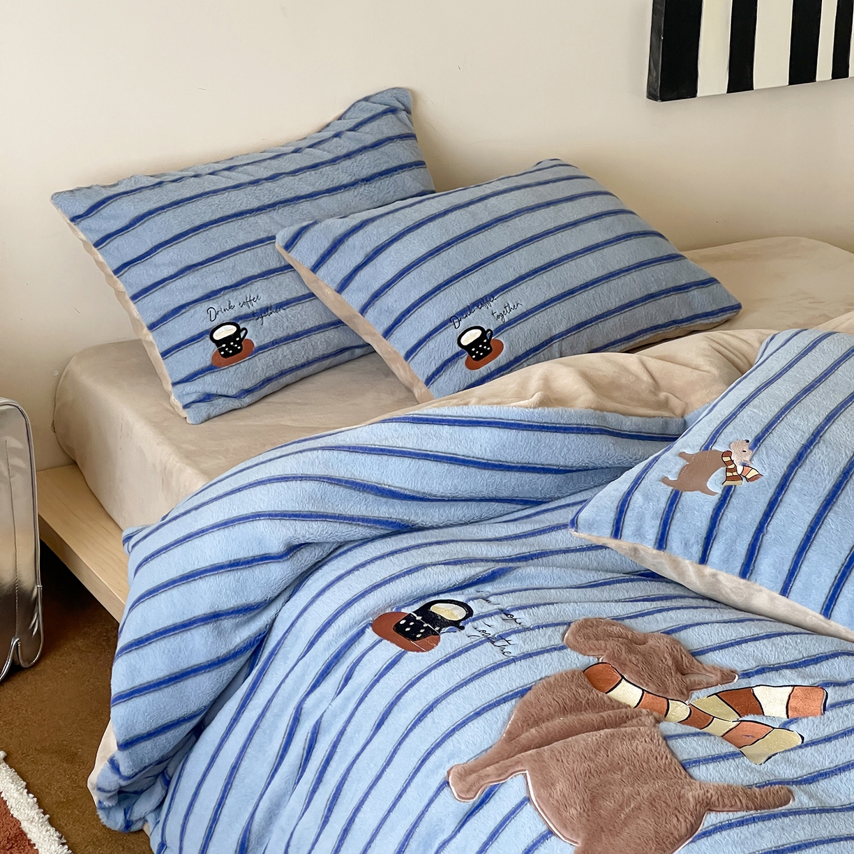 91家纺网 家纺一手货源 找家纺 桃子家居 2025新款A类高级仿生绵羊绒兔毛贴布绣刺绣工艺卡通少女加厚牛奶绒系列四件套 绵羊绒-蓝条咖啡狗