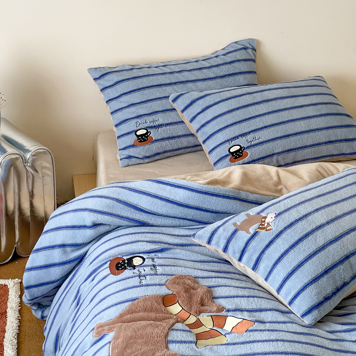 91家纺网 家纺一手货源 找家纺 桃子家居 2025新款A类高级仿生绵羊绒兔毛贴布绣刺绣工艺卡通少女加厚牛奶绒系列四件套 绵羊绒-蓝条咖啡狗