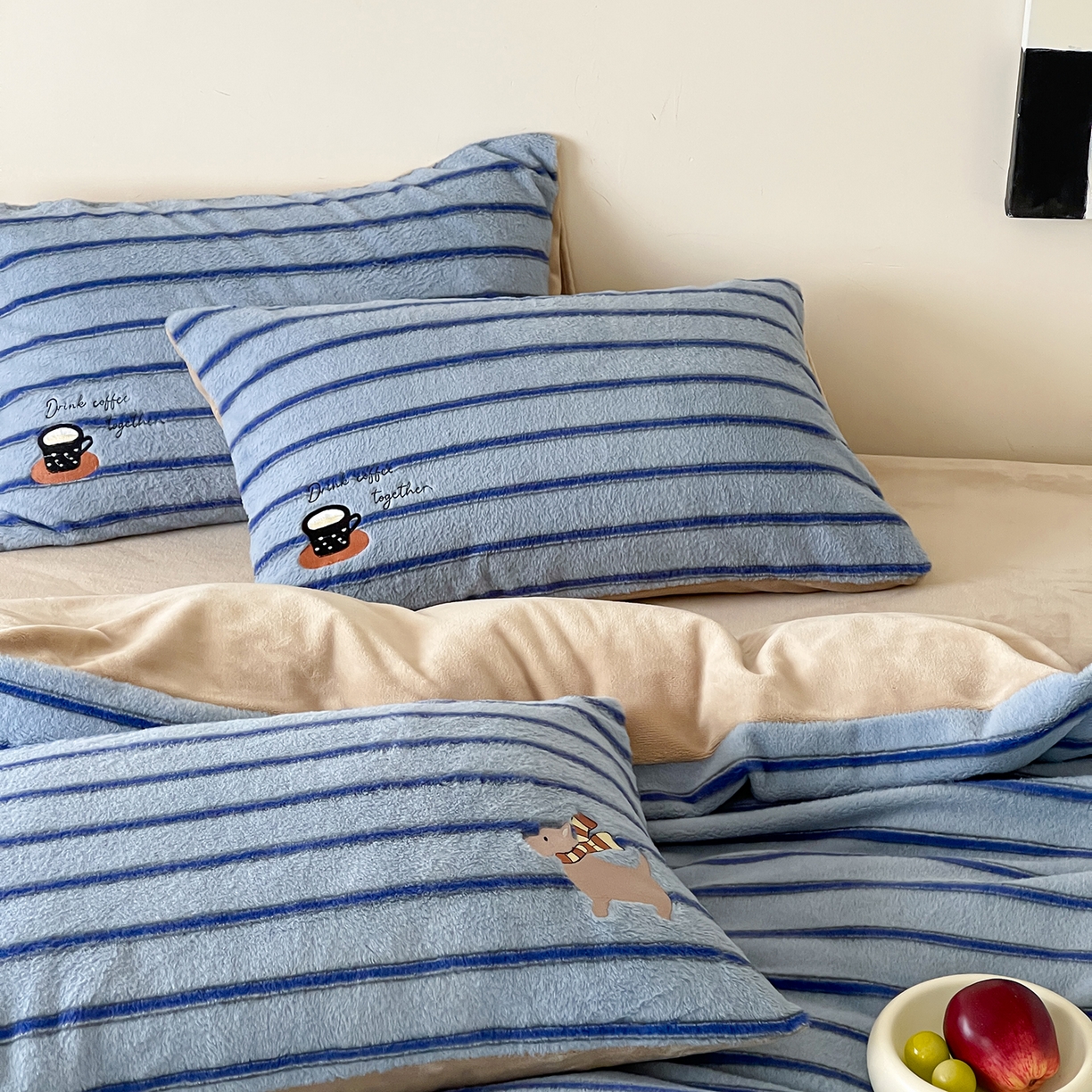 91家纺网 家纺一手货源 找家纺 桃子家居 2025新款A类高级仿生绵羊绒兔毛贴布绣刺绣工艺卡通少女加厚牛奶绒系列四件套 绵羊绒-蓝条咖啡狗