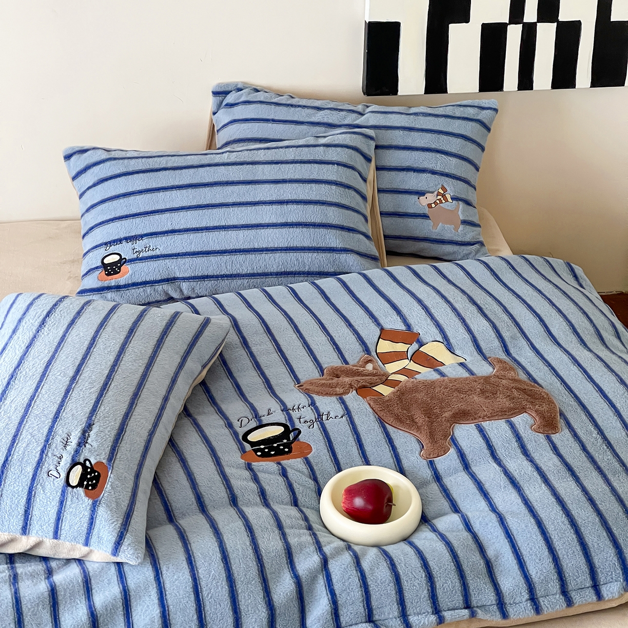 91家纺网 家纺一手货源 找家纺 桃子家居 2025新款A类高级仿生绵羊绒兔毛贴布绣刺绣工艺卡通少女加厚牛奶绒系列四件套 绵羊绒-蓝条咖啡狗