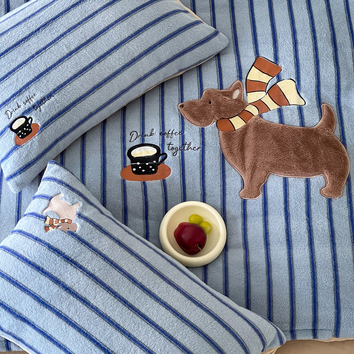 91家纺网 家纺一手货源 找家纺 桃子家居 2025新款A类高级仿生绵羊绒兔毛贴布绣刺绣工艺卡通少女加厚牛奶绒系列四件套 绵羊绒-蓝条咖啡狗