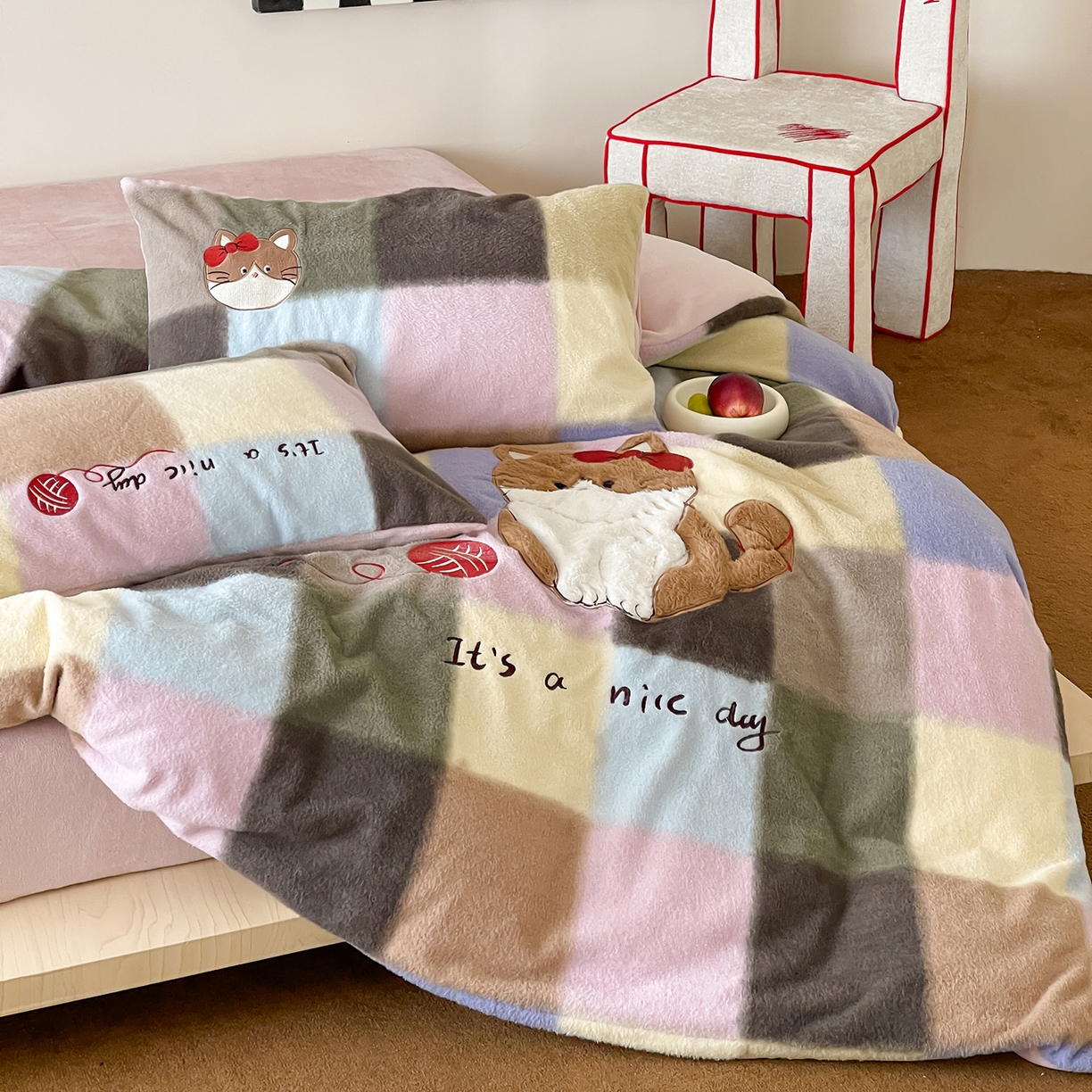 91家纺网 家纺一手货源 找家纺 桃子家居 2025新款A类高级仿生绵羊绒兔毛贴布绣刺绣工艺卡通少女加厚牛奶绒系列四件套 绵羊绒-毛球猫咪