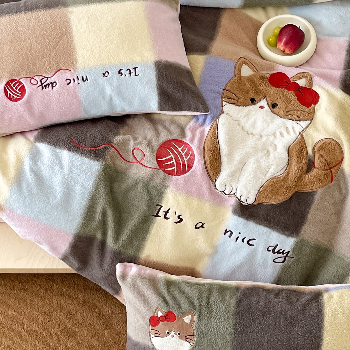 91家纺网 家纺一手货源 找家纺 桃子家居 2025新款A类高级仿生绵羊绒兔毛贴布绣刺绣工艺卡通少女加厚牛奶绒系列四件套 绵羊绒-毛球猫咪