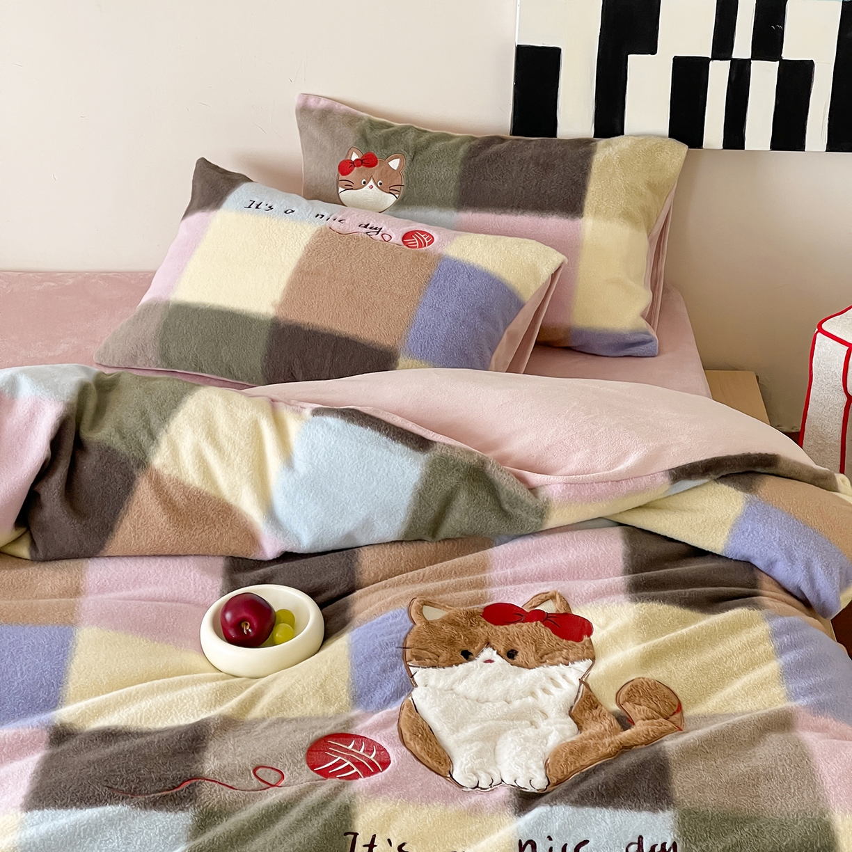 91家纺网 家纺一手货源 找家纺 桃子家居 2025新款A类高级仿生绵羊绒兔毛贴布绣刺绣工艺卡通少女加厚牛奶绒系列四件套 绵羊绒-毛球猫咪