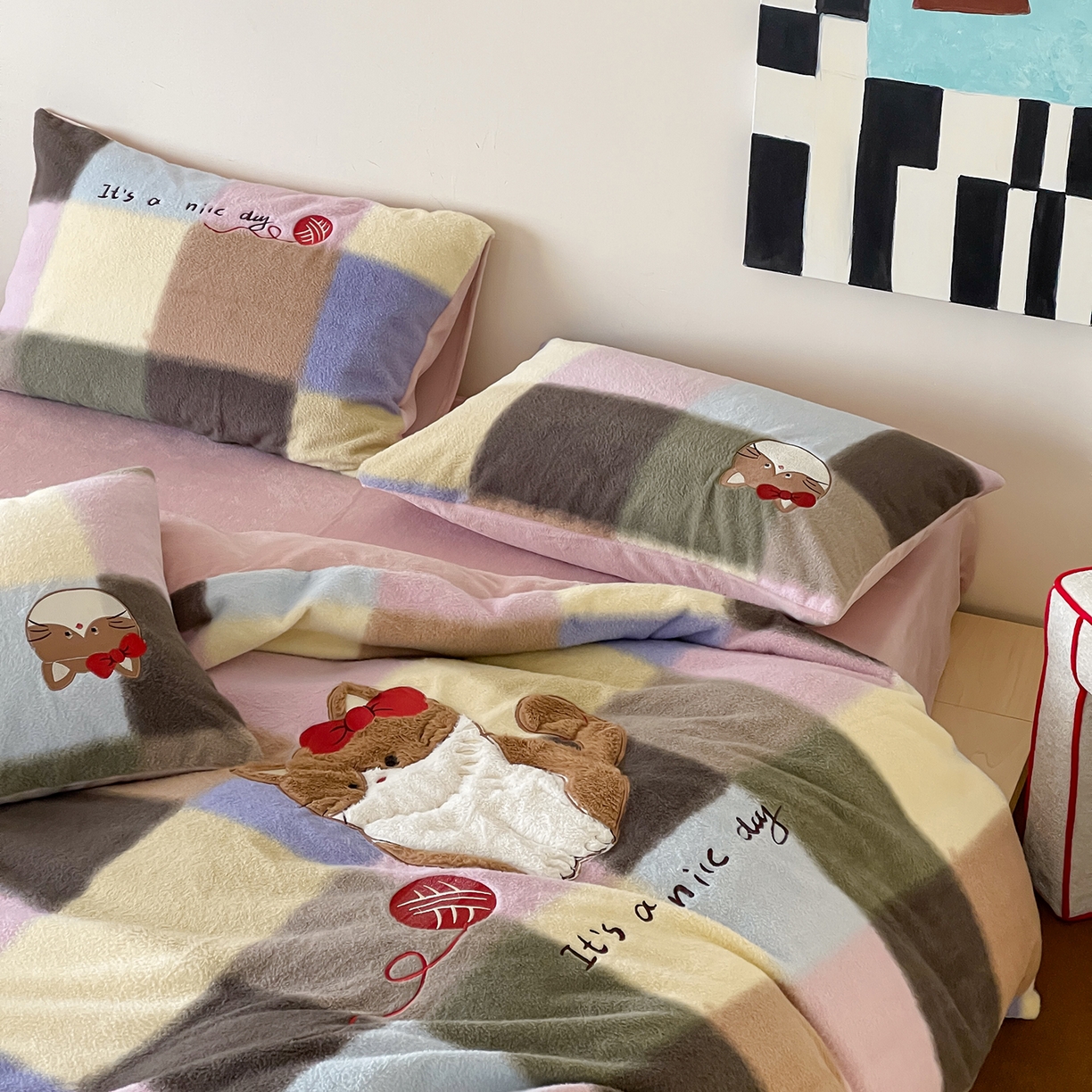 91家纺网 家纺一手货源 找家纺 桃子家居 2025新款A类高级仿生绵羊绒兔毛贴布绣刺绣工艺卡通少女加厚牛奶绒系列四件套 绵羊绒-毛球猫咪