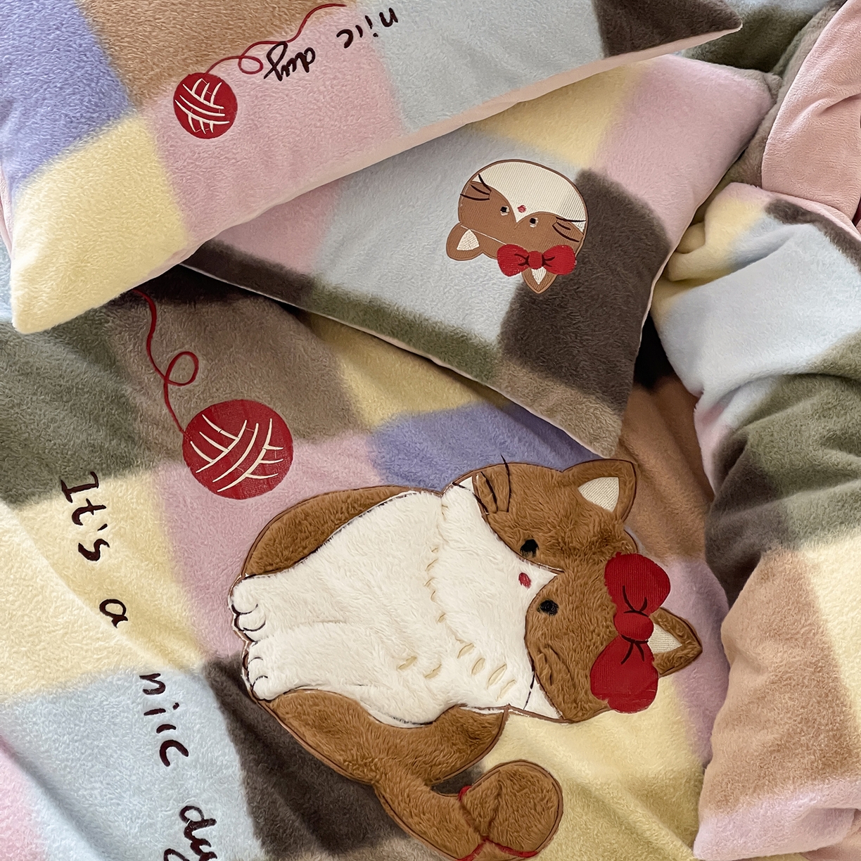 91家纺网 家纺一手货源 找家纺 桃子家居 2025新款A类高级仿生绵羊绒兔毛贴布绣刺绣工艺卡通少女加厚牛奶绒系列四件套 绵羊绒-毛球猫咪