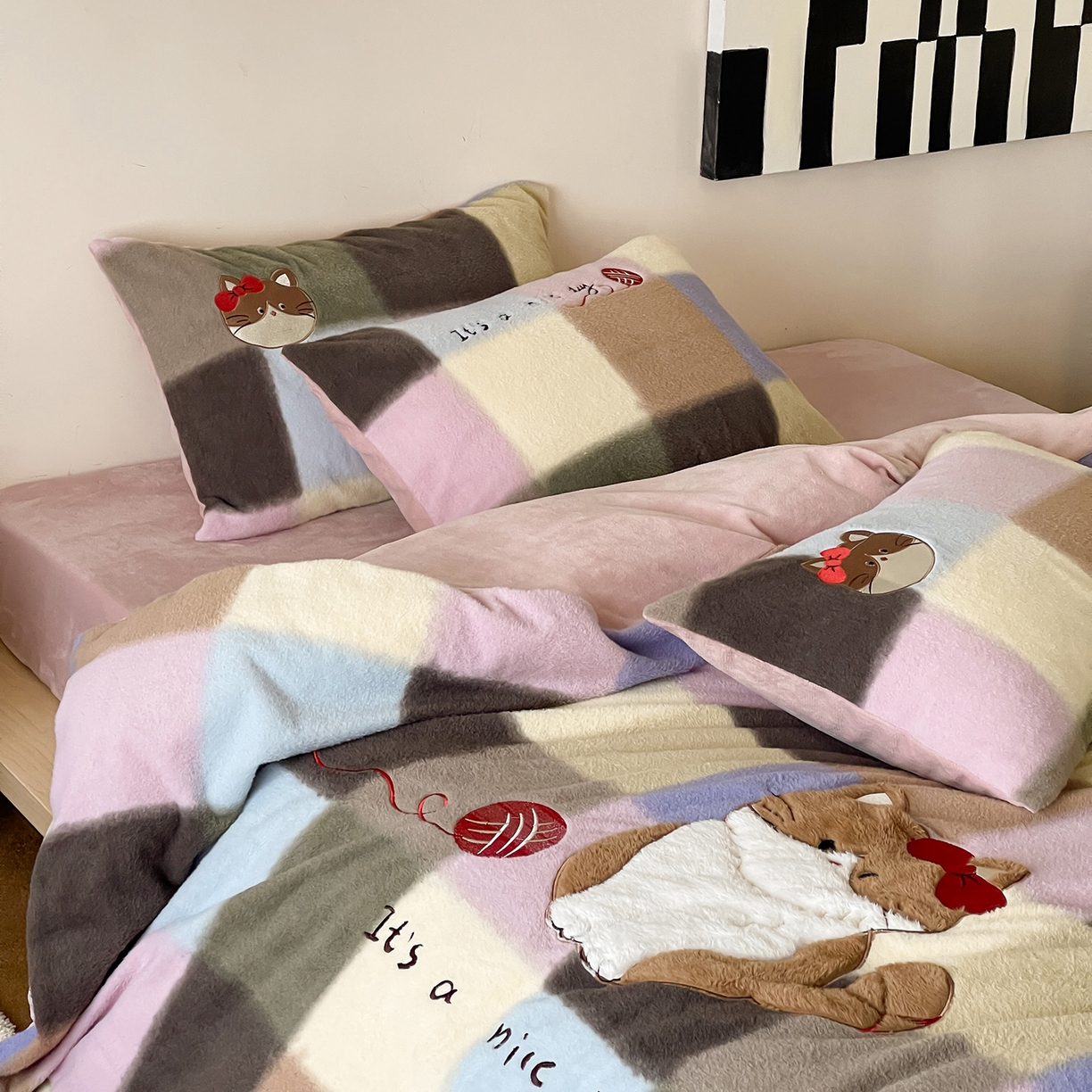 91家纺网 家纺一手货源 找家纺 桃子家居 2025新款A类高级仿生绵羊绒兔毛贴布绣刺绣工艺卡通少女加厚牛奶绒系列四件套 绵羊绒-毛球猫咪