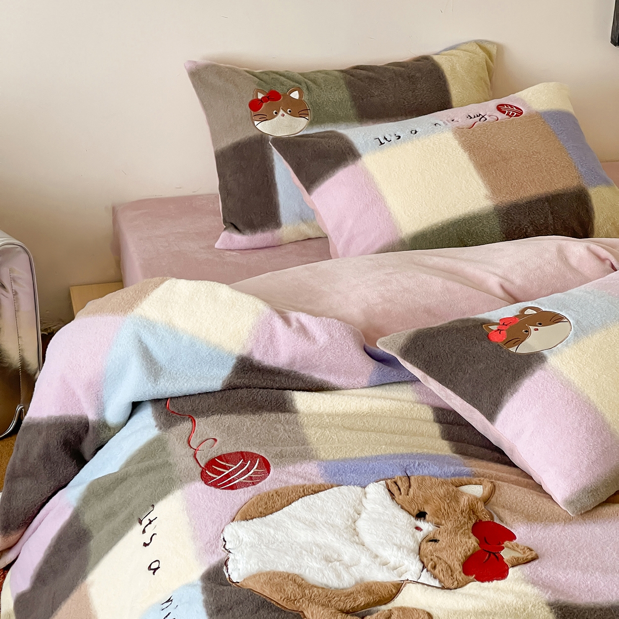 91家纺网 家纺一手货源 找家纺 桃子家居 2025新款A类高级仿生绵羊绒兔毛贴布绣刺绣工艺卡通少女加厚牛奶绒系列四件套 绵羊绒-毛球猫咪