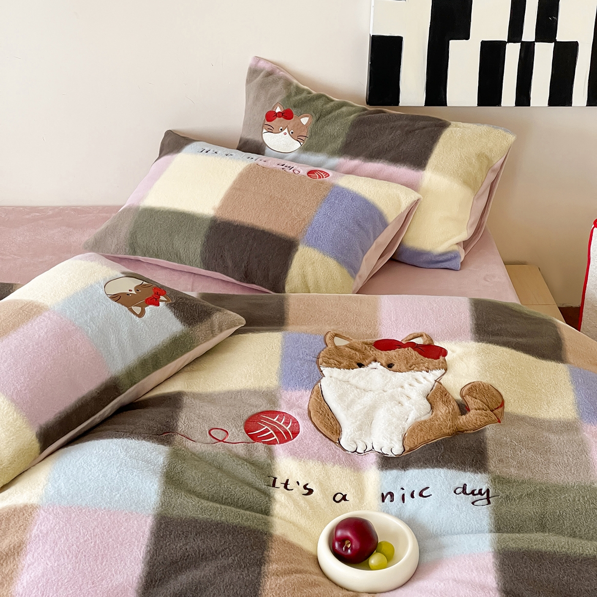 91家纺网 家纺一手货源 找家纺 桃子家居 2025新款A类高级仿生绵羊绒兔毛贴布绣刺绣工艺卡通少女加厚牛奶绒系列四件套 绵羊绒-毛球猫咪
