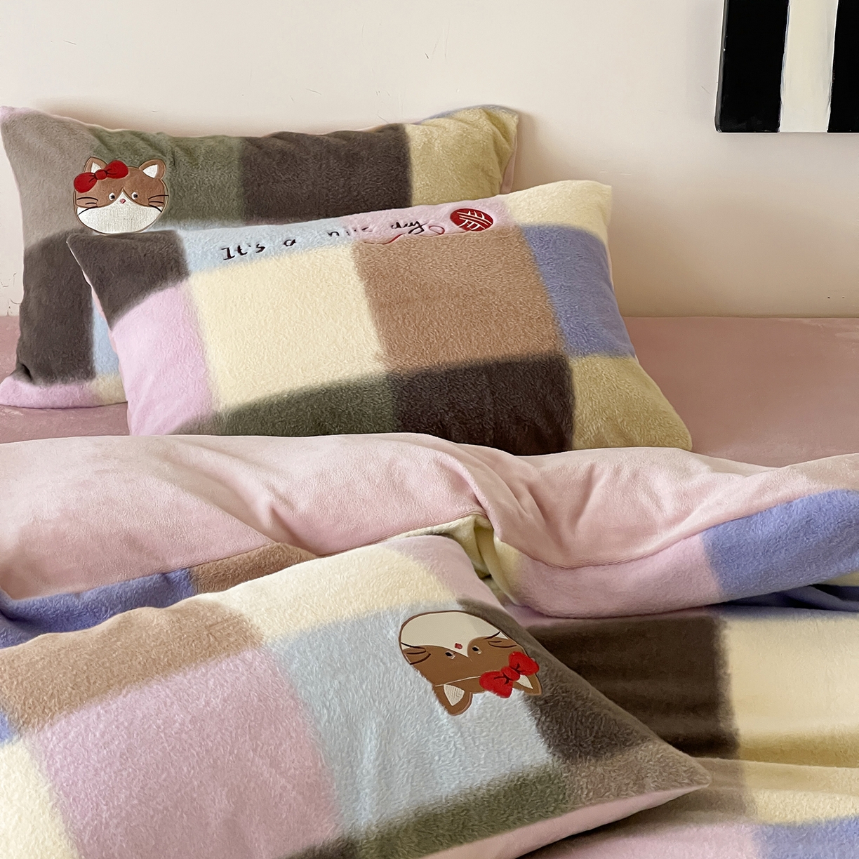91家纺网 家纺一手货源 找家纺 桃子家居 2025新款A类高级仿生绵羊绒兔毛贴布绣刺绣工艺卡通少女加厚牛奶绒系列四件套 绵羊绒-毛球猫咪