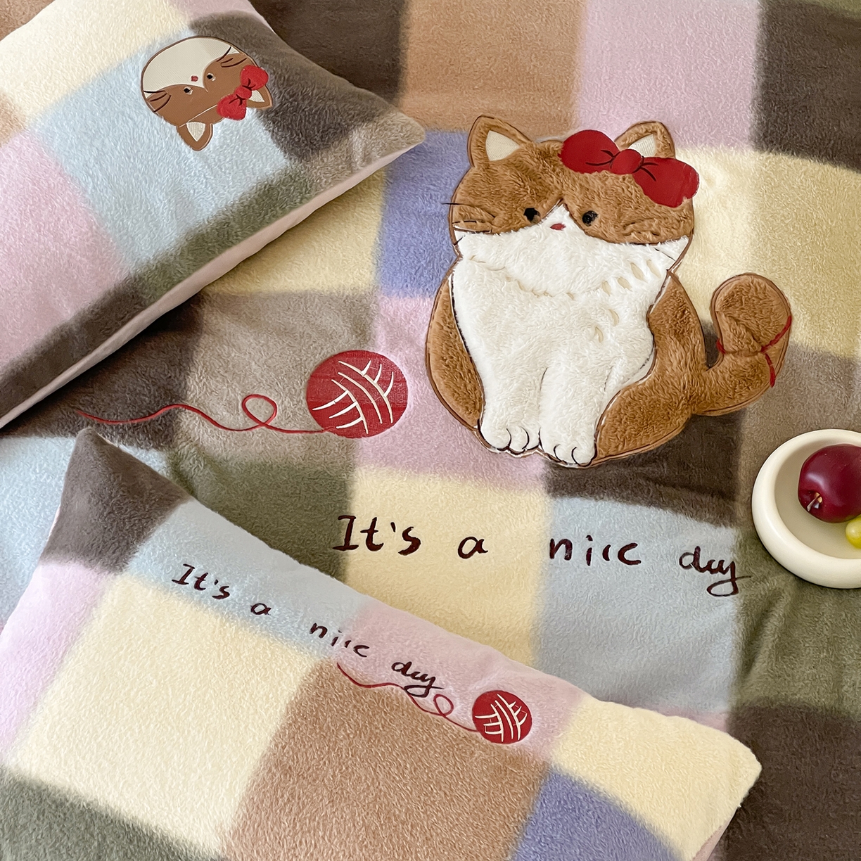 91家纺网 家纺一手货源 找家纺 桃子家居 2025新款A类高级仿生绵羊绒兔毛贴布绣刺绣工艺卡通少女加厚牛奶绒系列四件套 绵羊绒-毛球猫咪