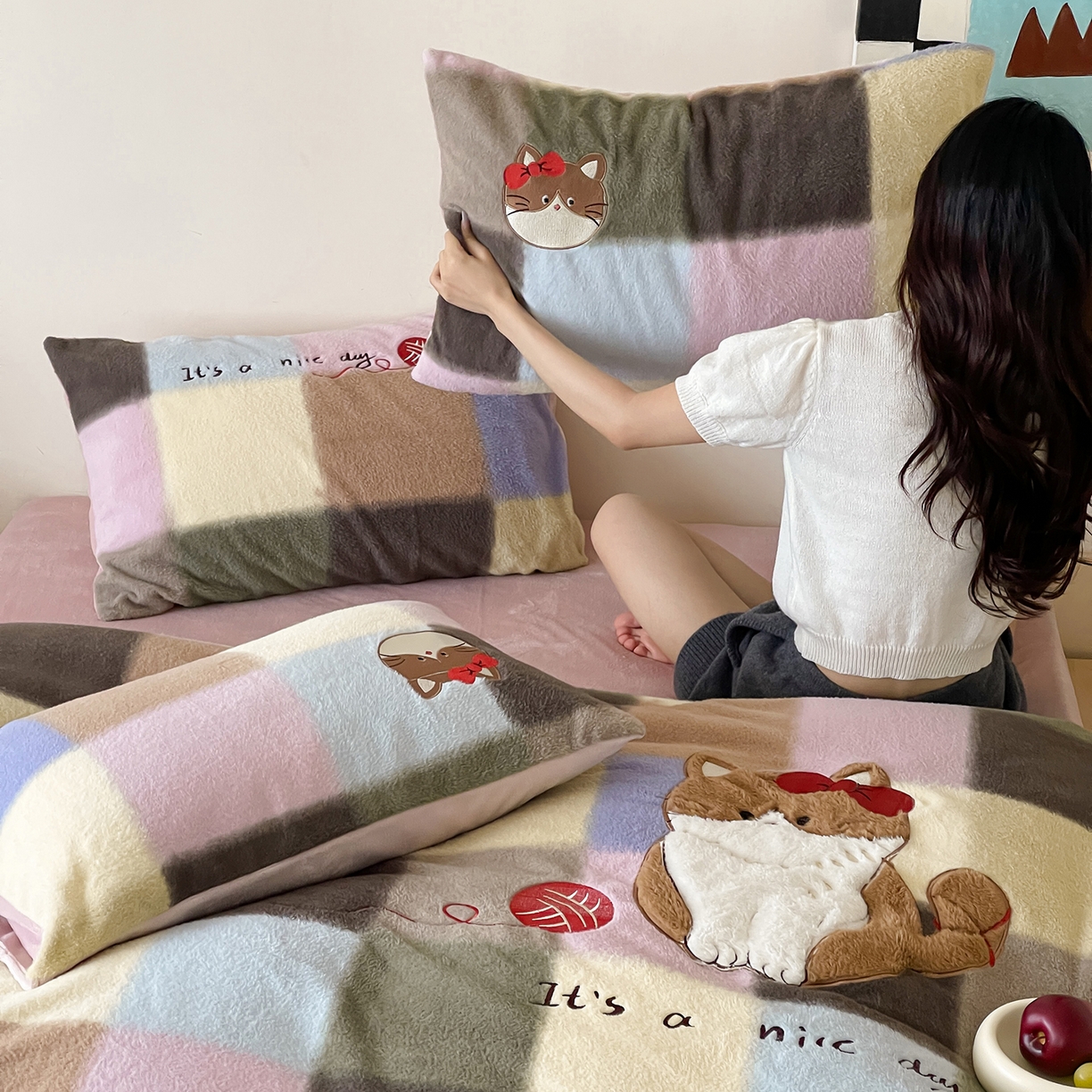 91家纺网 家纺一手货源 找家纺 桃子家居 2025新款A类高级仿生绵羊绒兔毛贴布绣刺绣工艺卡通少女加厚牛奶绒系列四件套 绵羊绒-毛球猫咪