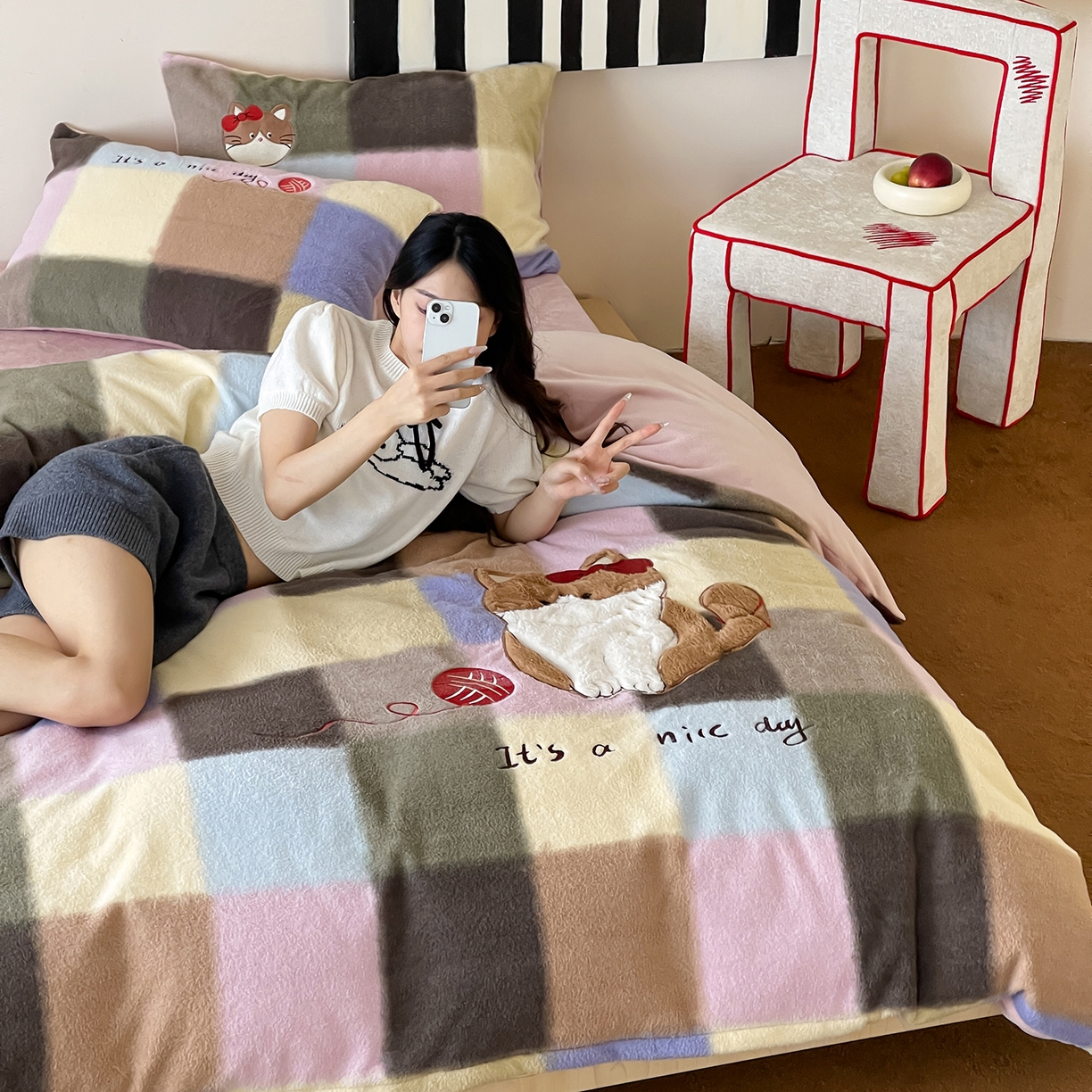 91家纺网 家纺一手货源 找家纺 桃子家居 2025新款A类高级仿生绵羊绒兔毛贴布绣刺绣工艺卡通少女加厚牛奶绒系列四件套 绵羊绒-毛球猫咪