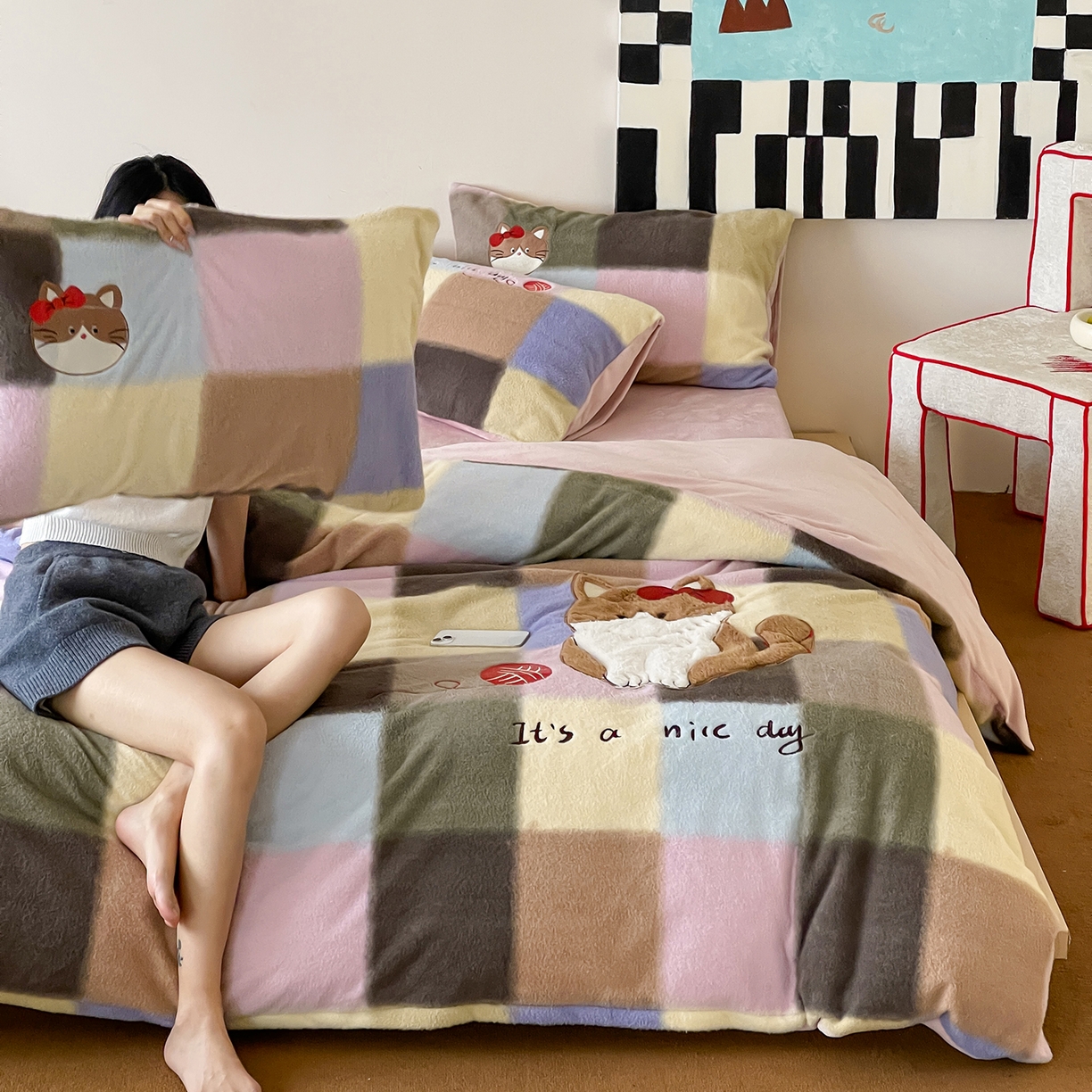 91家纺网 家纺一手货源 找家纺 桃子家居 2025新款A类高级仿生绵羊绒兔毛贴布绣刺绣工艺卡通少女加厚牛奶绒系列四件套 绵羊绒-毛球猫咪