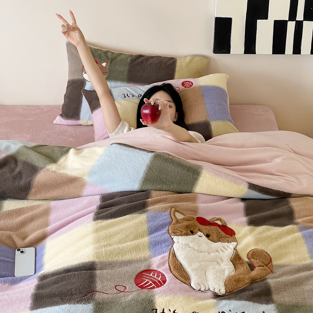 91家纺网 家纺一手货源 找家纺 桃子家居 2025新款A类高级仿生绵羊绒兔毛贴布绣刺绣工艺卡通少女加厚牛奶绒系列四件套 绵羊绒-毛球猫咪