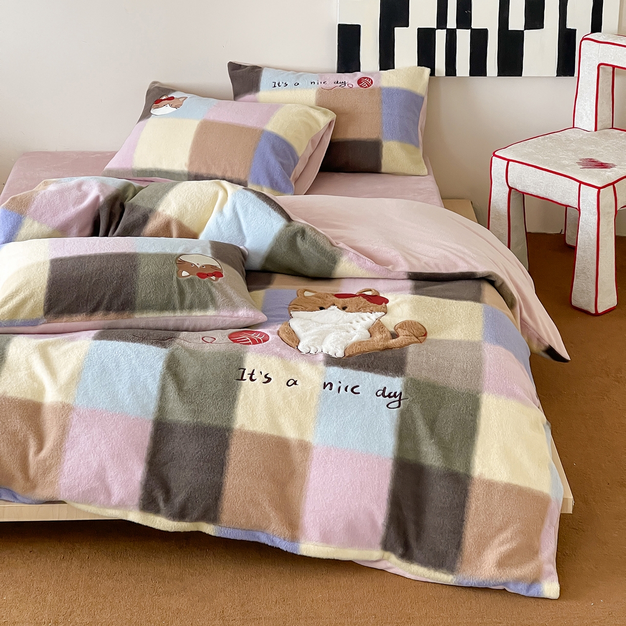 91家纺网 家纺一手货源 找家纺 桃子家居 2025新款A类高级仿生绵羊绒兔毛贴布绣刺绣工艺卡通少女加厚牛奶绒系列四件套 绵羊绒-毛球猫咪