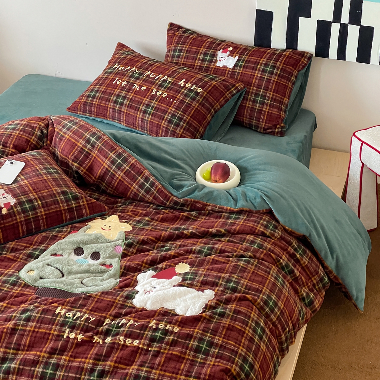 91家纺网 家纺一手货源 找家纺 桃子家居 2025新款A类高级仿生绵羊绒兔毛贴布绣刺绣工艺卡通少女加厚牛奶绒系列四件套 绵羊绒-圣诞小狗