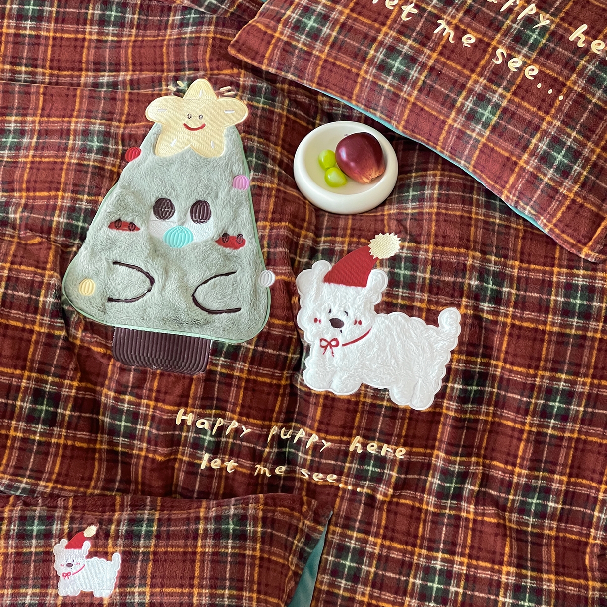 91家纺网 家纺一手货源 找家纺 桃子家居 2025新款A类高级仿生绵羊绒兔毛贴布绣刺绣工艺卡通少女加厚牛奶绒系列四件套 绵羊绒-圣诞小狗